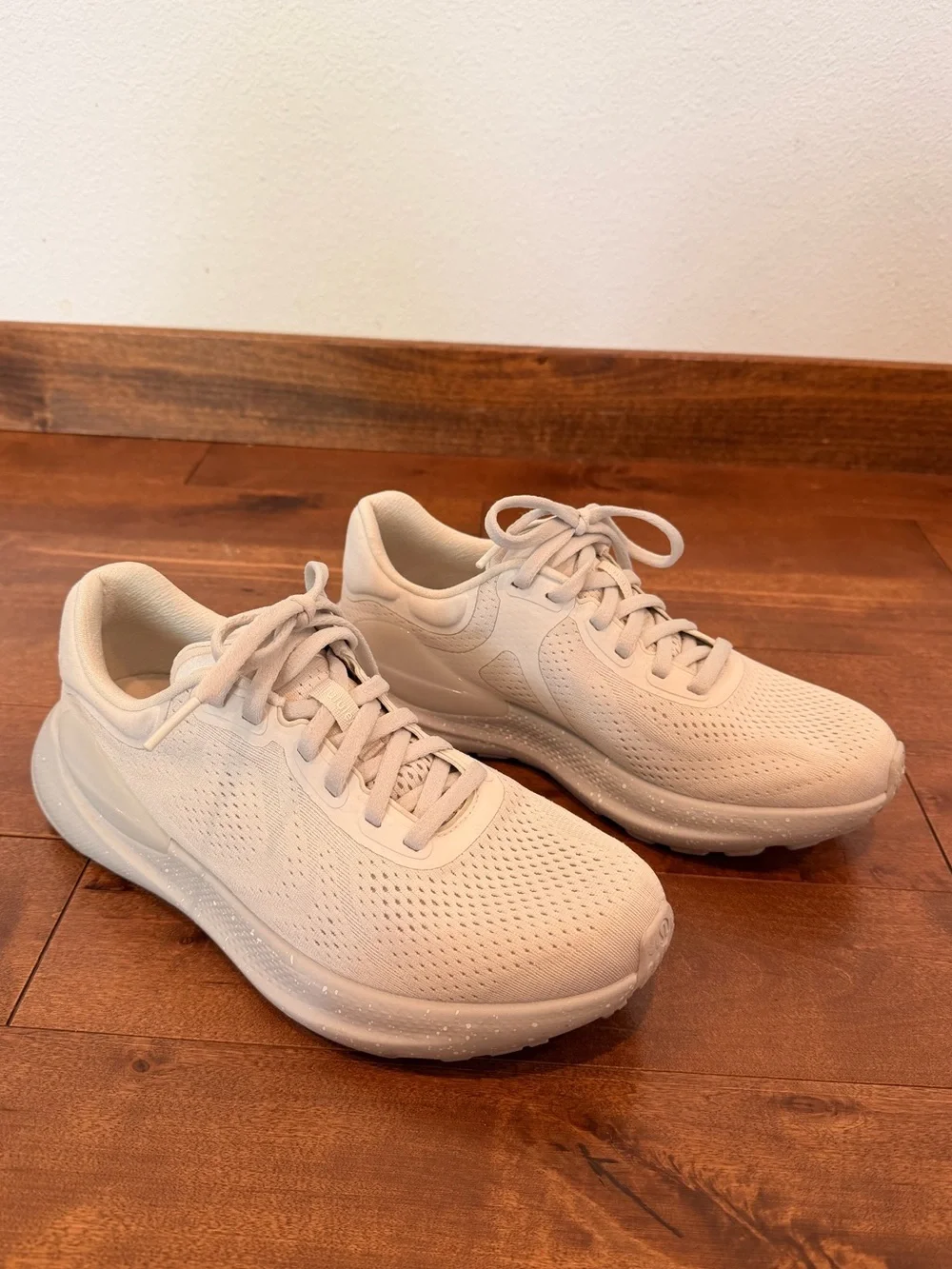 Like New Lululemon Womens Beyondfeel Running Shoe size 7 - Picture 5 of 5